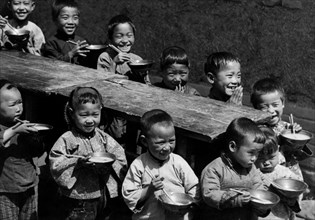 chine, enfants chinois au réfectoire d'une mission italienne, 1930 1940