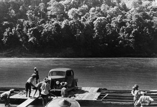 asie, birmanie, la rivière salween en crue est difficile à traverser, 1930 1940