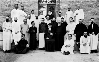 asie, chine, monseigneur fiorentini avec certains de ses missionnaires, 1930