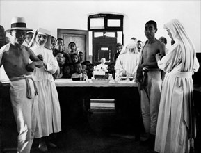 asie, chine, des religieuses franciscaines missionnaires de mary pratiquent le vaccin contre la typhoïde, 1930