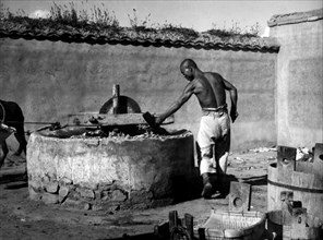 asie, chine, un moulin primitif pour réduire le papier en une masse fluide, 1940 1950