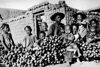 asie, chine, enfants de fermiers chinois parmi les cultures d'opium, 1920 1930
