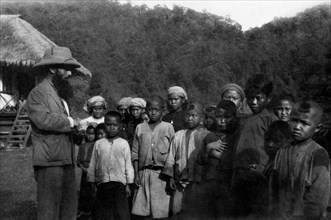 asie, chine, xi'an, missionnaire avec un groupe de garçons, années 1920