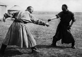 asie, mongolie, exercices de lutte en mongolie orientale, années 1920