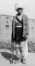 asie, afghanistan, un garde en service au bazar, 1920 1930