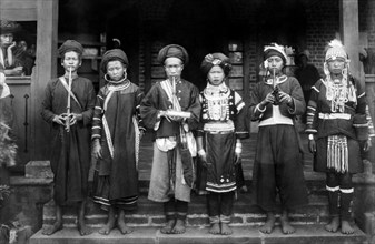 asie, birmanie, groupe d'individus de différentes tribus : iko, hisciò, muskshi, années 1920