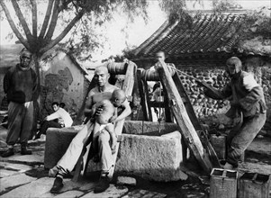 asie, chine, manchourie, à un puits près de hsinging, 1940 1950