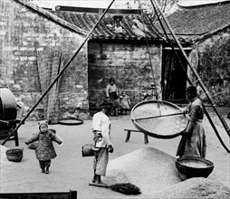 tamisage du blé dans un village chinois, 1930 1940