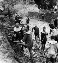 asie, chine, le col matelassé aide les travailleurs à soulager leurs épaules, 1957