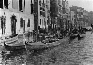 italie, veneto, venise, gondoles sur le grand canal, 1920 1930
