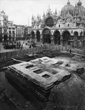 italie, venise, venise, piazza san marco, blocage de la base du clocher après l'effondrement, 1902