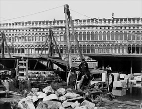 italie, venise, piazza san marco à venise, travaux de reconstruction du clocher, 1903 1905