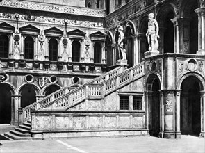 italie, venetie, venise, l'escalier des géants du palais ducal, 1920 1930