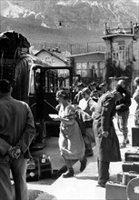 italia, veneto, cortina d'ampezzo, traffico in paese, 1953