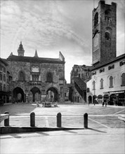 italia, lombardia, bergamo alta, la piazza vecchia e la biblioteca, 1910 1920