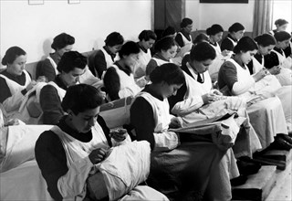 italie, veneto, femmes travaillant la dentelle à burano, 1955