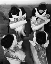 italie, veneto, femmes travaillant la dentelle à burano, 1955