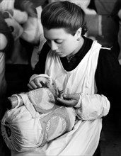 italia, veneto, lavoratrice di merletto a burano, 1956