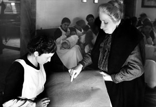 italia, veneto, lavoratrici di merletto a burano, 1955
