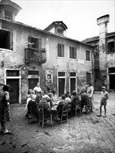 italie, veneto, le jeu de la tombola dans la cour, 1962