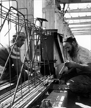 moyen-orient, israël, ashdod, chantier de construction en béton, 1963