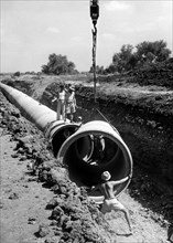 medio oriente, israele, costruzione del grande acquedotto nei pressi di akizeniakh, 1963