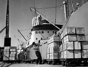 medio oriente, israele, un carico di grano nel porto di haifa, 1960 1970