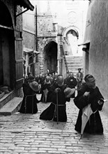 medio oriente, israele, venerdì santo a gerusalemme, processione di frati lungo la strada compiuta da cristo, 1956