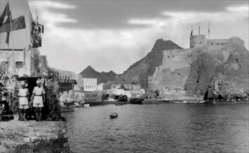 oman, mascate, la rada con le fortezze portoghesi, il palazzo del sultano e residenze britanniche, 1920 1930