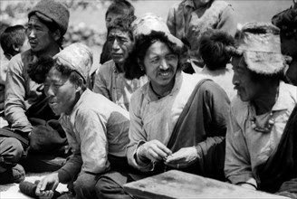 inde, népal, groupe de sherpas réunis en conseil, 1960