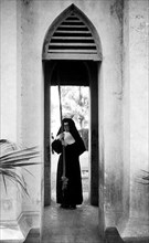 pakistan, una suora cattolica suona la campana, 1955
