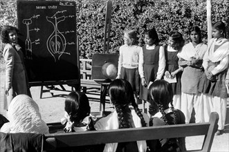 pakistan, lezione di scienze all'aperto, 1955