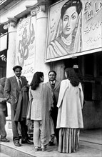 pakistan, karachi, à l'extérieur du théâtre, 1955