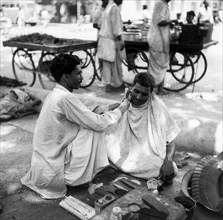 pakistan, karachi, barbiere ambulante, 1957