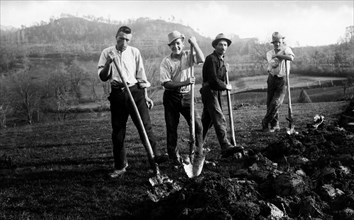 toscana, massa carrara, contadini a lavoro sulle alpi apuane, 1920