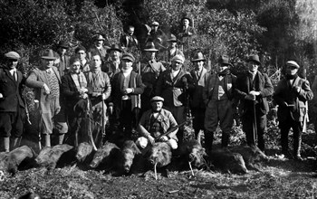 toscana, un gruppo di cacciatori di cinghiali, 1920 1930
