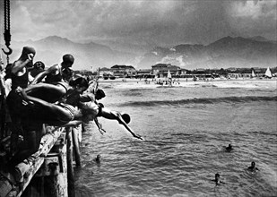 toscane, forte dei marmi, plongeant dans la mer depuis le pont du chargeur, 1920