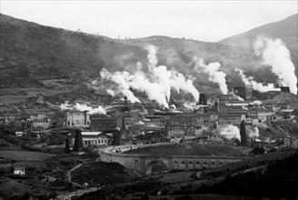 toscana, larderello, vue de la ville et des bateaux à vapeur blancs, 1920 1930