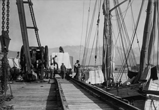 toscane, marina di carrara, ouvriers au travail sur le pont chargeur, 1920 1930