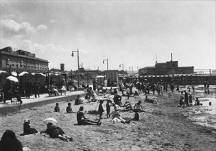 toscana, livorno, bagnanti sulla spiaggia, 1910 1920
