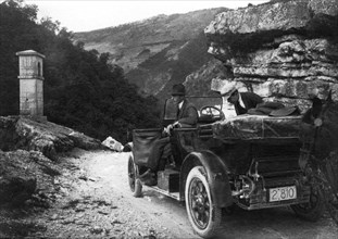 italia, toscana, uomini in automobile, 1910