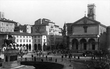 italia, toscana, livorno, veduta di piazza vittorio emanuele con il duomo, 1920