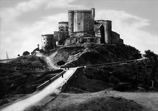 italia, toscana, fosdinovo, veduta del castello dei malaspina, 1930