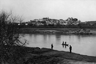 italie, toscane, fucecchio, vue de la ville depuis la rivière arno, 1920 1930