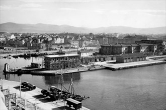 eurpoa, italie, toscane, livourne, vue du port avec l'andaineur et la jetée du capitaine de port, 1920 1930