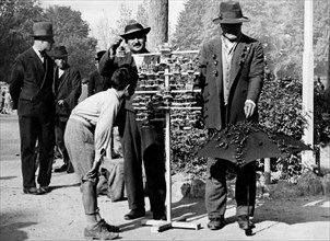 europa, italia, toscana, firenze, festa del grillo nel parco delle cascine, un venditore di grilli, 1920 1930