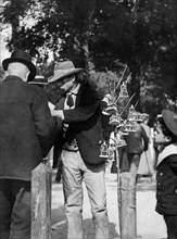europa, italia, toscana, firenze, festa del grillo nel parco delle cascine, venditore di grilli, 1920 1930