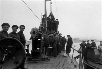 europa, italia, toscana, livorno, cadetti della marina durante l'esercitazione sul sommergibile, 1920 1930