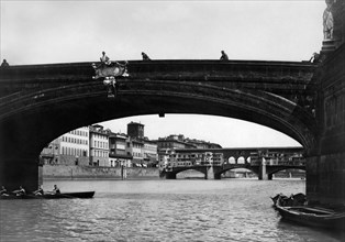 europa, italia, toscana, firenze, veduta di ponte vecchio da sotto il ponte di santa trinità, 1910 1920