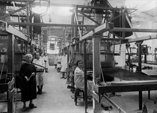 europa, italia, toscana, firenze, donne a lavoro nel reparto di tessitura del setificio, 1930